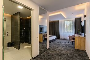 B THE HOTEL