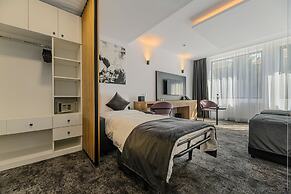 B THE HOTEL
