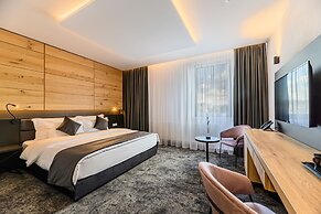 B THE HOTEL