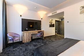 B THE HOTEL