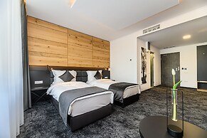 B THE HOTEL