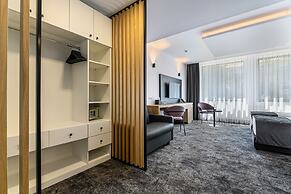 B THE HOTEL