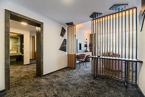 B THE HOTEL