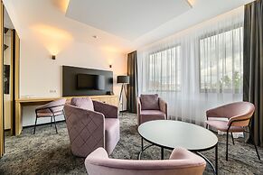 B THE HOTEL