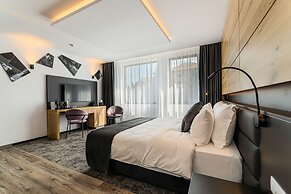 B THE HOTEL