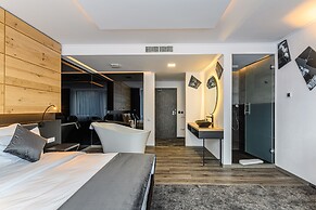 B THE HOTEL