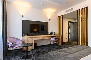 B THE HOTEL