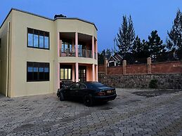Room-nshuti Spacious Quiet Rm For Short