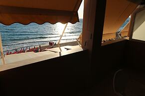 The Harmony - Beachfront sea View Apartment