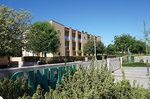 Modern Residence With Pool Quiet Location - Apartment With Private Gar