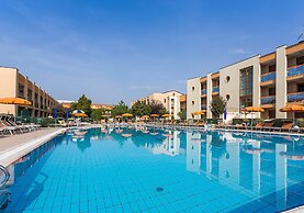 Modern Residence With Pool Quiet Location - Apartment With Private Gar