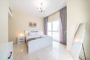 Stunning Business Bay Apartment With Balcony