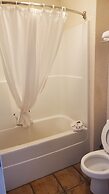 Shoreside Inn & Suites
