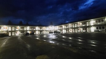 Shoreside Inn & Suites