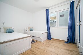 Captivating 3-bed Apartment in Vodice