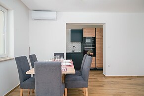 Captivating 3-bed Apartment in Vodice