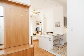 Cozy apt with Lycabettus View