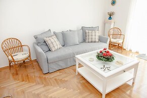 Cozy apt with Lycabettus View