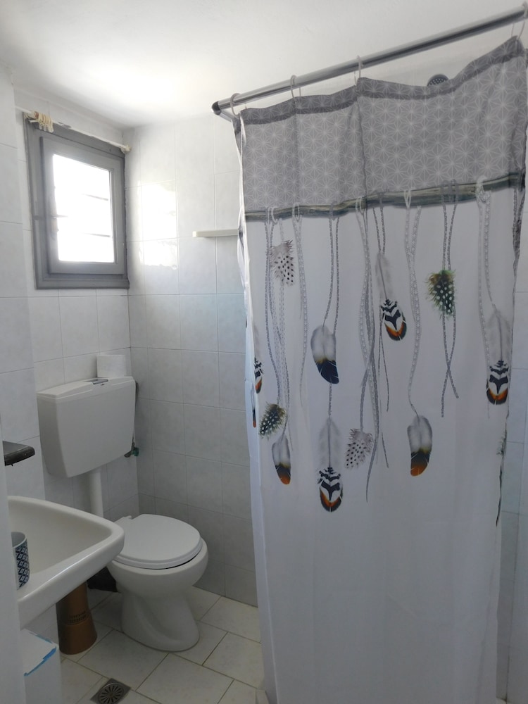 Perissa Art Villa - Kitchen & Washing Machine