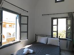 Perissa Art Villa - Kitchen & Washing Machine