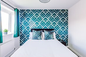 5 Bed House Manchester by MCR Dens