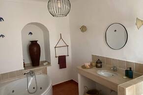 Charming 5-bed House in Granja