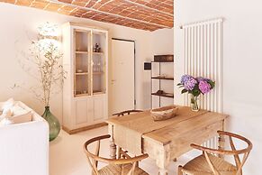 AQVAE Unconventional Country House