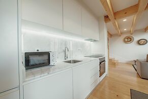 Downtown Clerigos With River View by Vacationy