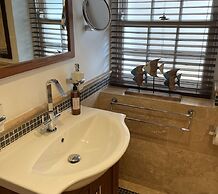 Stunning 2-bed-2bath Apt in Whitby With Parking