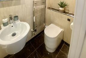 Stunning 2-bed-2bath Apt in Whitby With Parking