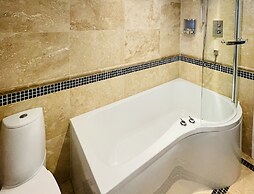 Stunning 2-bed-2bath Apt in Whitby With Parking