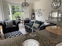Stunning 2-bed-2bath Apt in Whitby With Parking