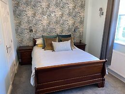 Stunning 2-bed-2bath Apt in Whitby With Parking