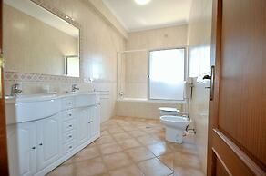 Large Country Villa With Private Pool, Vilamoura
