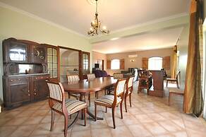 Large Country Villa With Private Pool, Vilamoura