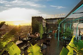 MAY DE VILLE Crown Hotel