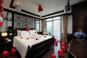 MAY DE VILLE Crown Hotel