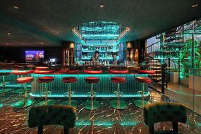 MAY DE VILLE Crown Hotel