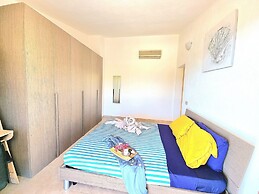 Stylish Home With Views, 4 min Walk to the Beach!!