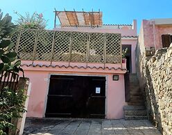 Stylish Home With Views, 4 min Walk to the Beach!!