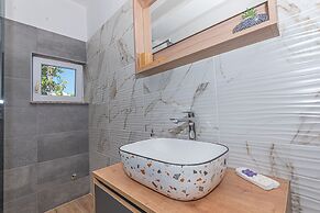 Lux House Versys With Jacuzzi