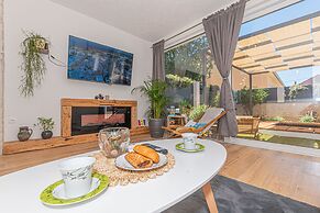 Lux House Versys With Jacuzzi