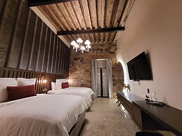 Milo Collection Hotel