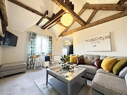 Warehouse Apartment-1 King Bed, Sleeps 2