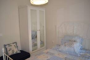 2 Bed-sleeps4-garden-parking-pets-aircon