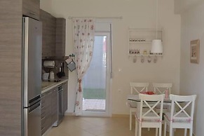 2 Bed-sleeps4-garden-parking-pets-aircon