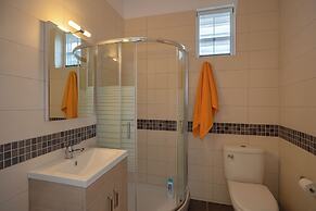 2 Bed-sleeps4-garden-parking-pets-aircon