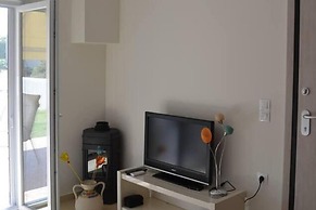 2 Bed-sleeps4-garden-parking-pets-aircon