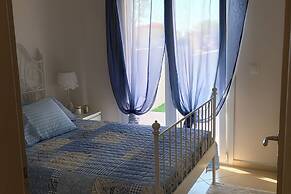2 Bed-sleeps4-garden-parking-pets-aircon