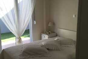 2 Bed-sleeps4-garden-parking-pets-aircon